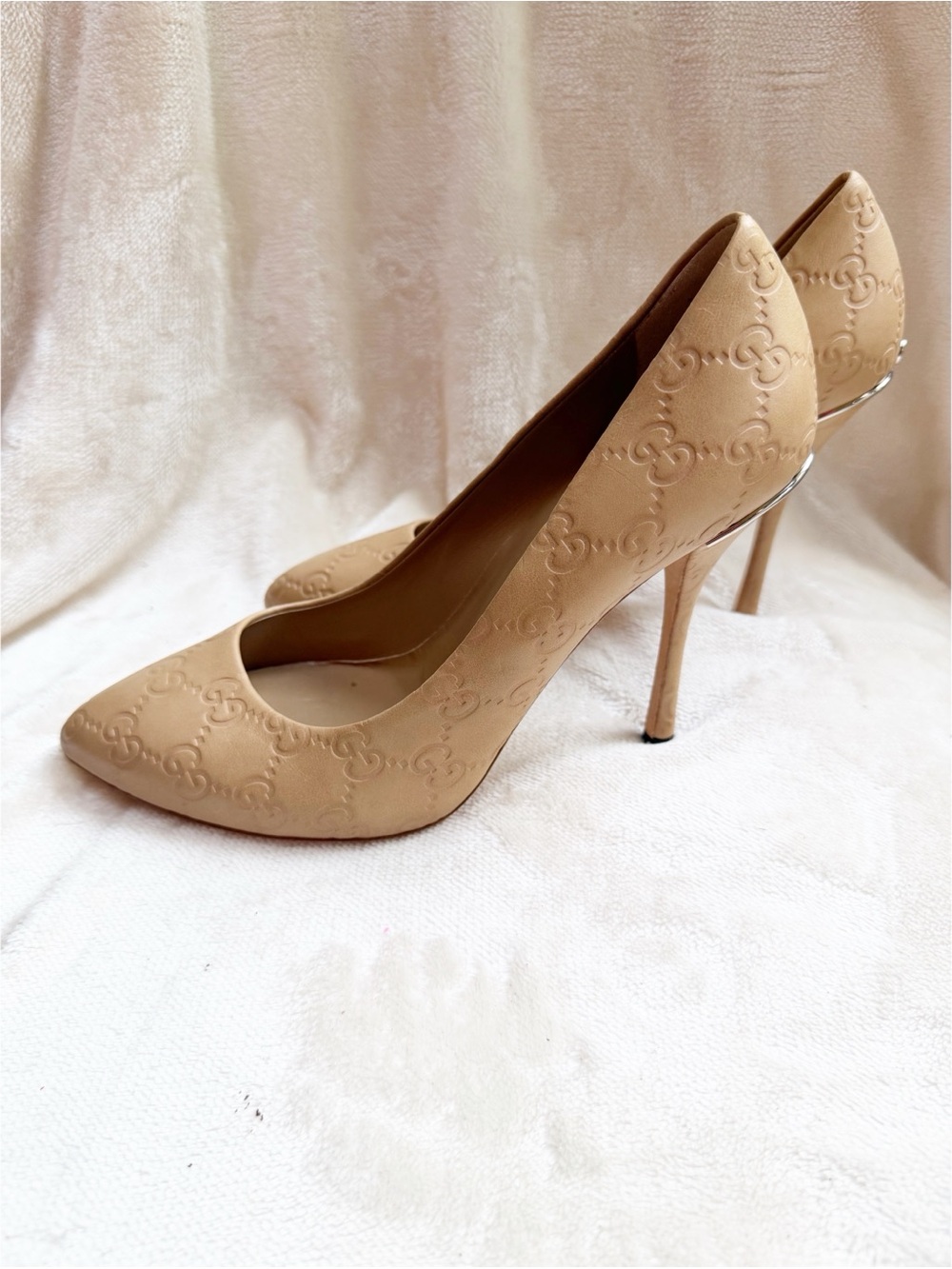 NWOT Gucci Beige Embossed GG Leather Pointed-Toe Pump